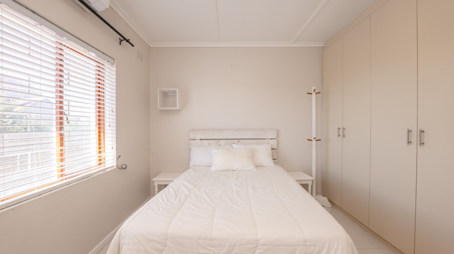 To Let 5 Bedroom Property for Rent in Struisbaai Western Cape